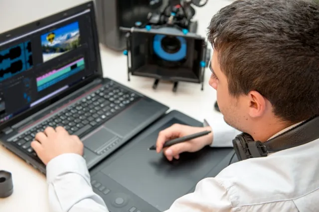 stockafbeelding van man die video bewerkt