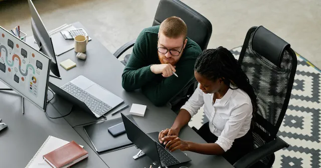 stockfoto-zusammenarbeit-im-buero