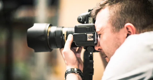 Fotograf maakt fotos van hoge kwaliteit